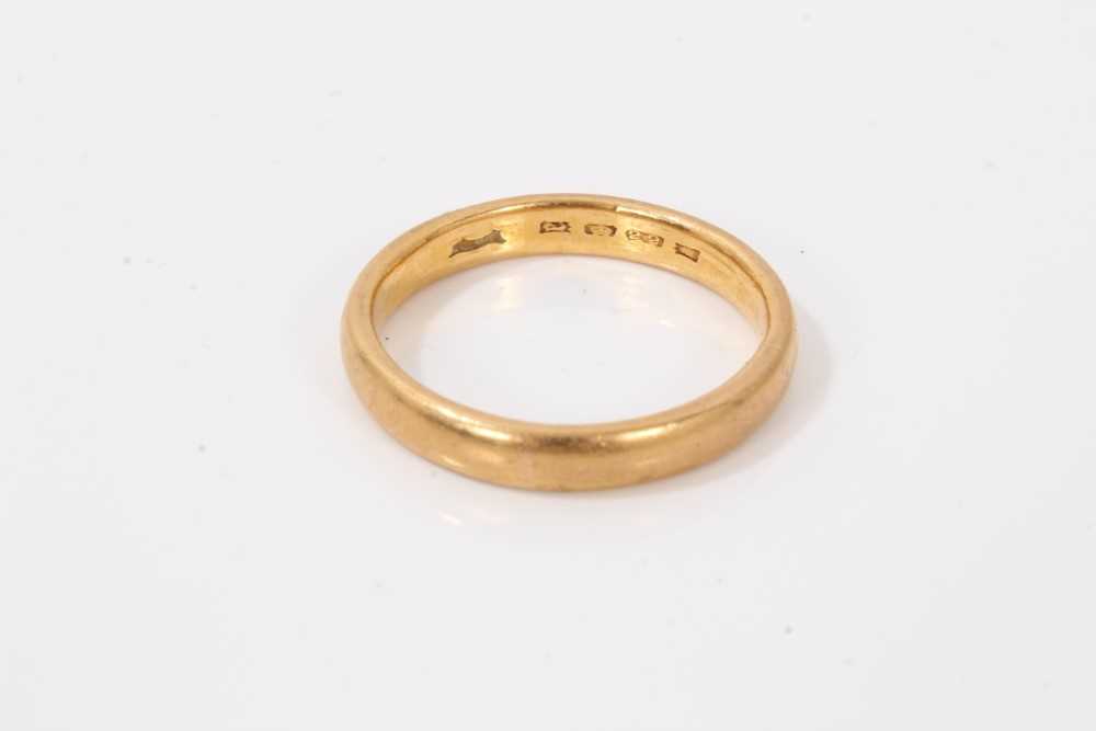 Lot 28 - 22ct gold wedding ring