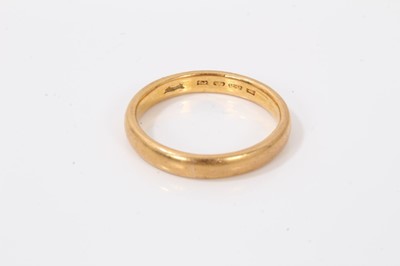 Lot 28 - 22ct gold wedding ring