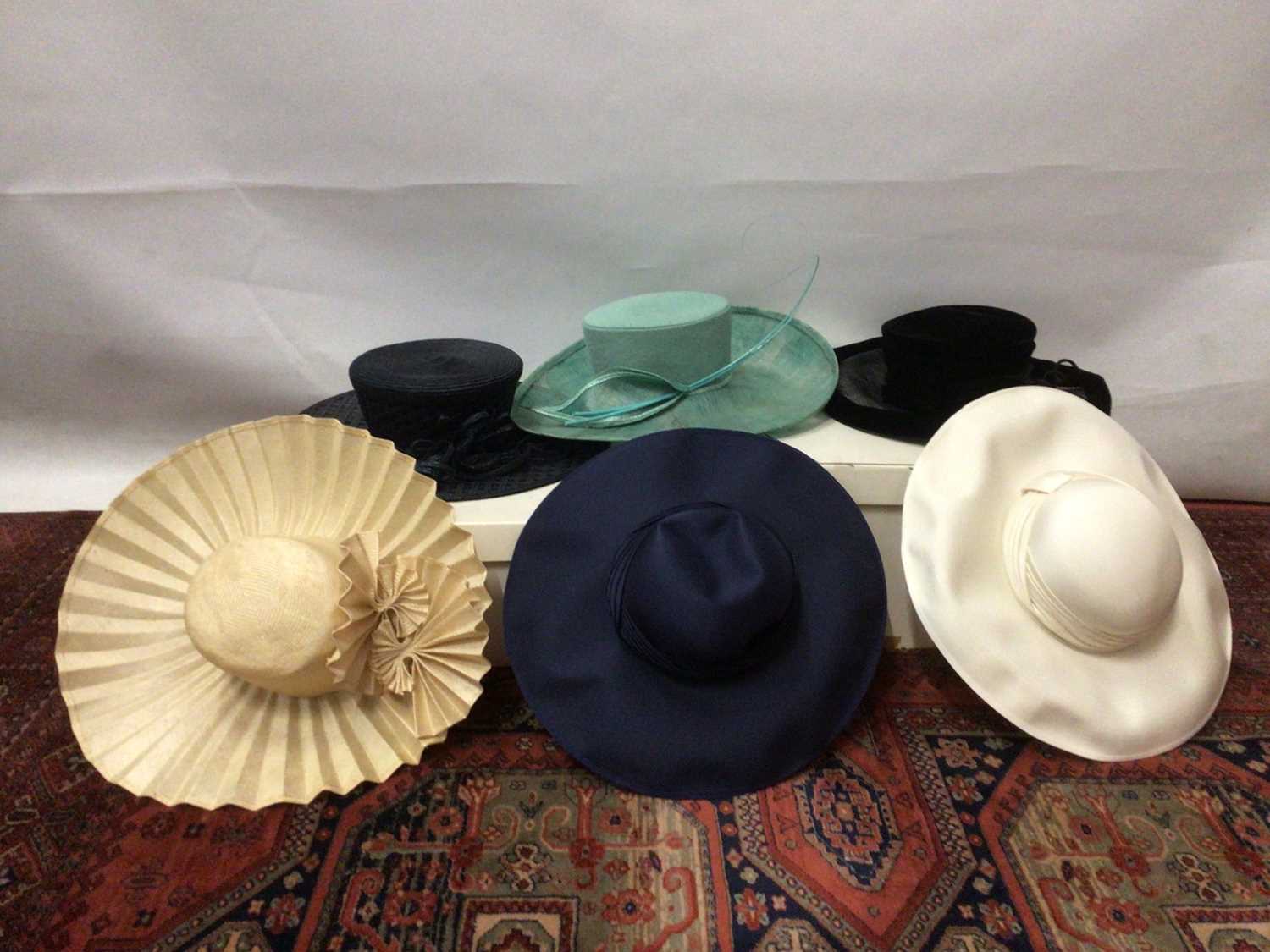 Lot 2134 - Selection of occasion hats makers include Mitzi Lorenz, Selection of occasion hats makers include Mitzi Lorenz, Victoria Ann, John Boyd, plus some straw hats with no labels.