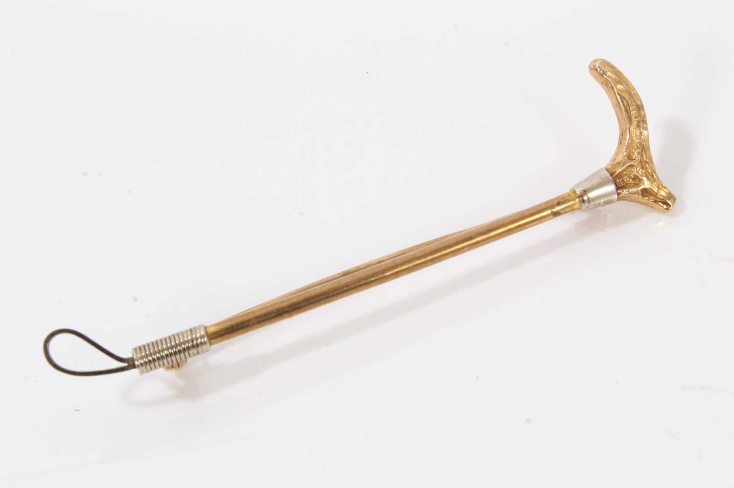 Lot 596 - 9ct gold riding crop brooch