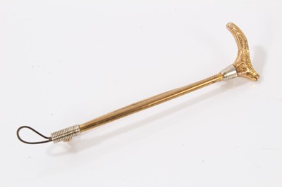 Lot 596 - 9ct gold riding crop brooch