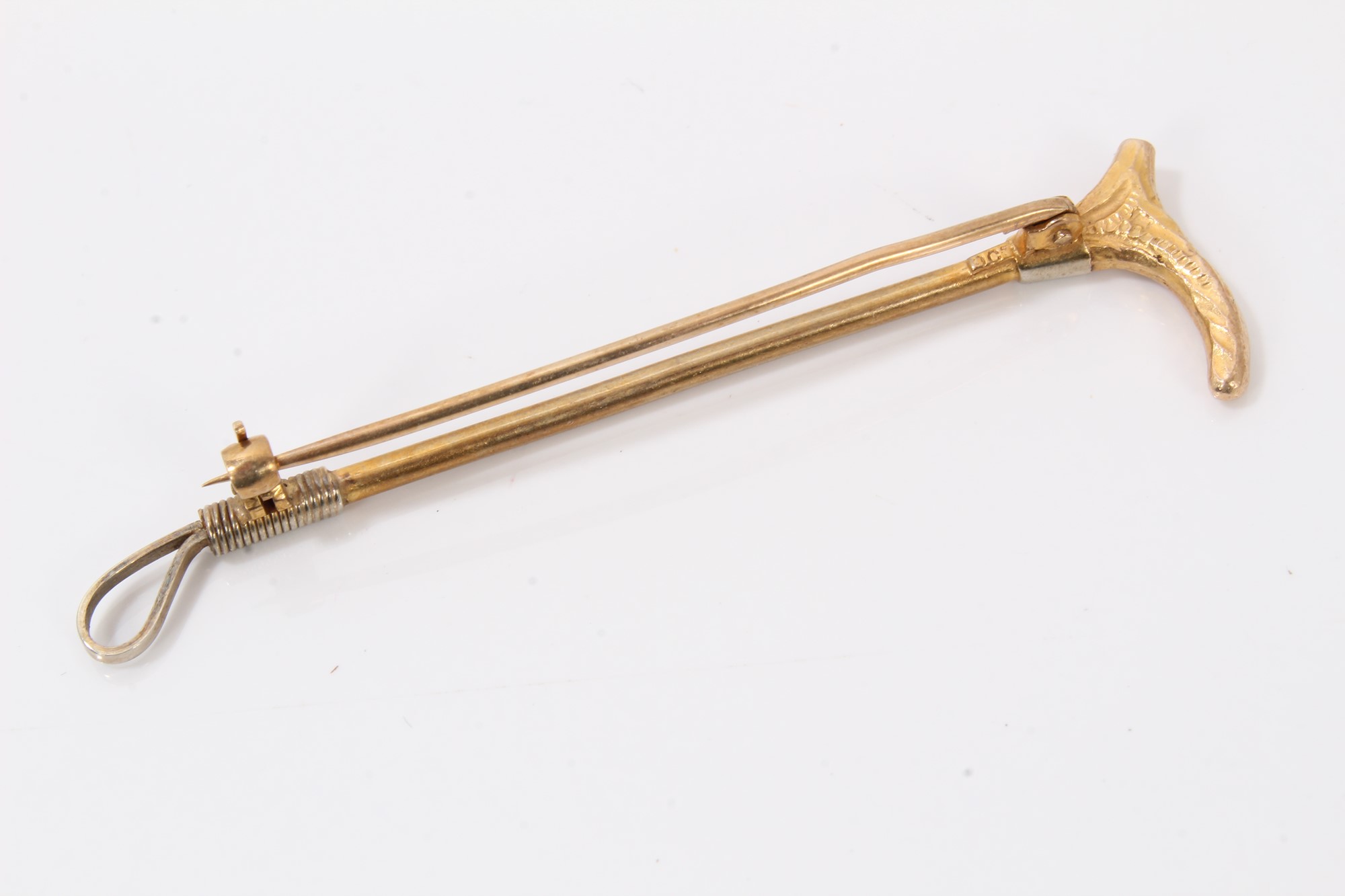Lot 596 - 9ct gold riding crop brooch