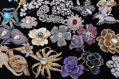 Lot 603 - Good collection of vintage costume jewellery by Kenneth Jay Lane to include 'Treasures of the Duchess' necklace and brooch reproduced from the collection of the Duchess of Windsor, both boxed, and...