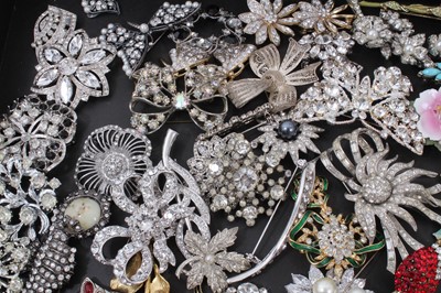 Lot 605 - Good collection of vintage costume jewellery and bijouterie to include amethyst bead and cultured pearl necklace, one other amethyst bead necklace, hat pins, a collection of paste-set brooches, ear...