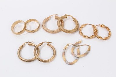 Lot 140 - Two 9ct gold wedding rings and four pairs 9ct gold hoop earrings