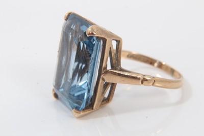 Lot 335 - 9ct gold blue stone cocktail ring