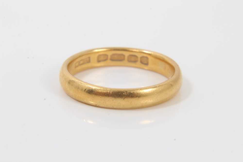 Lot 201 - 1950s 22ct gold wedding band