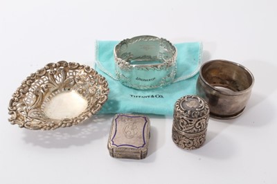 Lot 399 - Selection of miscellaneous silver including a Tiffany & Co. silver napkin ring, and other items