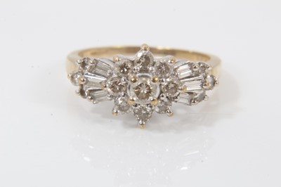 Lot 634 - Diamond cluster ring, approximately 1ct