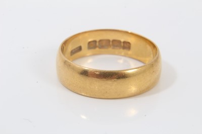 Lot 231 - 22ct gold wedding ring