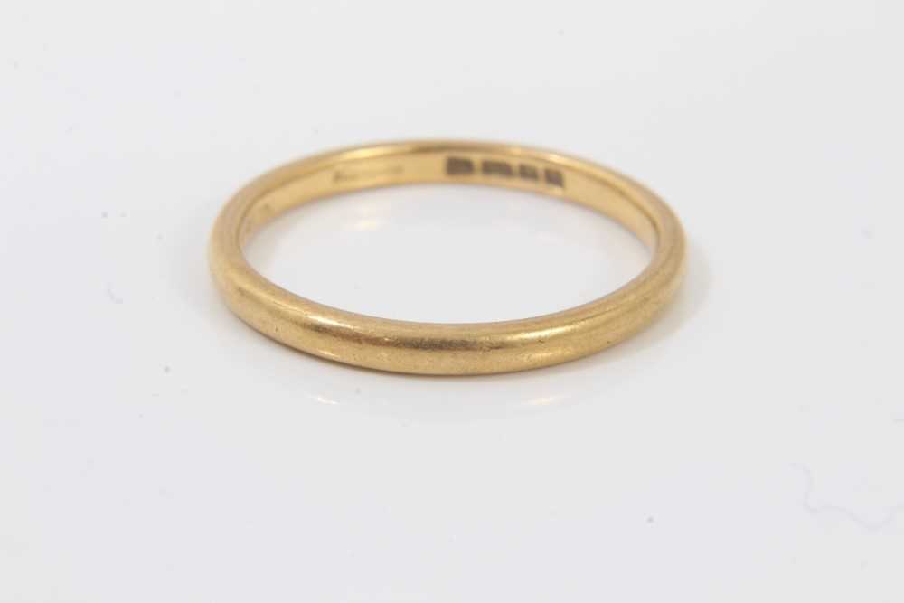 Lot 232 - 22ct gold wedding ring