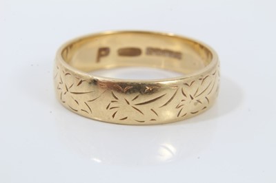 Lot 258 - 18ct gold wedding ring
