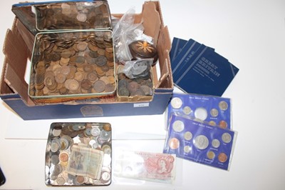 Lot 470 - World - Mixed coinage to include G.B. silver three-pences x 35, pre 1947 silver half crowns, Georgian copper bronze cupro-nickel issues, U.S. silver 'Peace' dollar 1922 Palestine 50 mils 1927 GEF -...