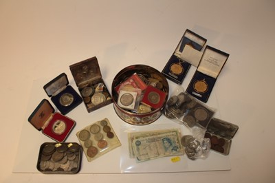 Lot 484 - World - mixed coinage and banknotes to include GB 1953 coin set, silver proof crown 1977 (NB cased), pre-1947 silver (est. face value £1.52½), cupro-nickel, bronze and other issues (qty)