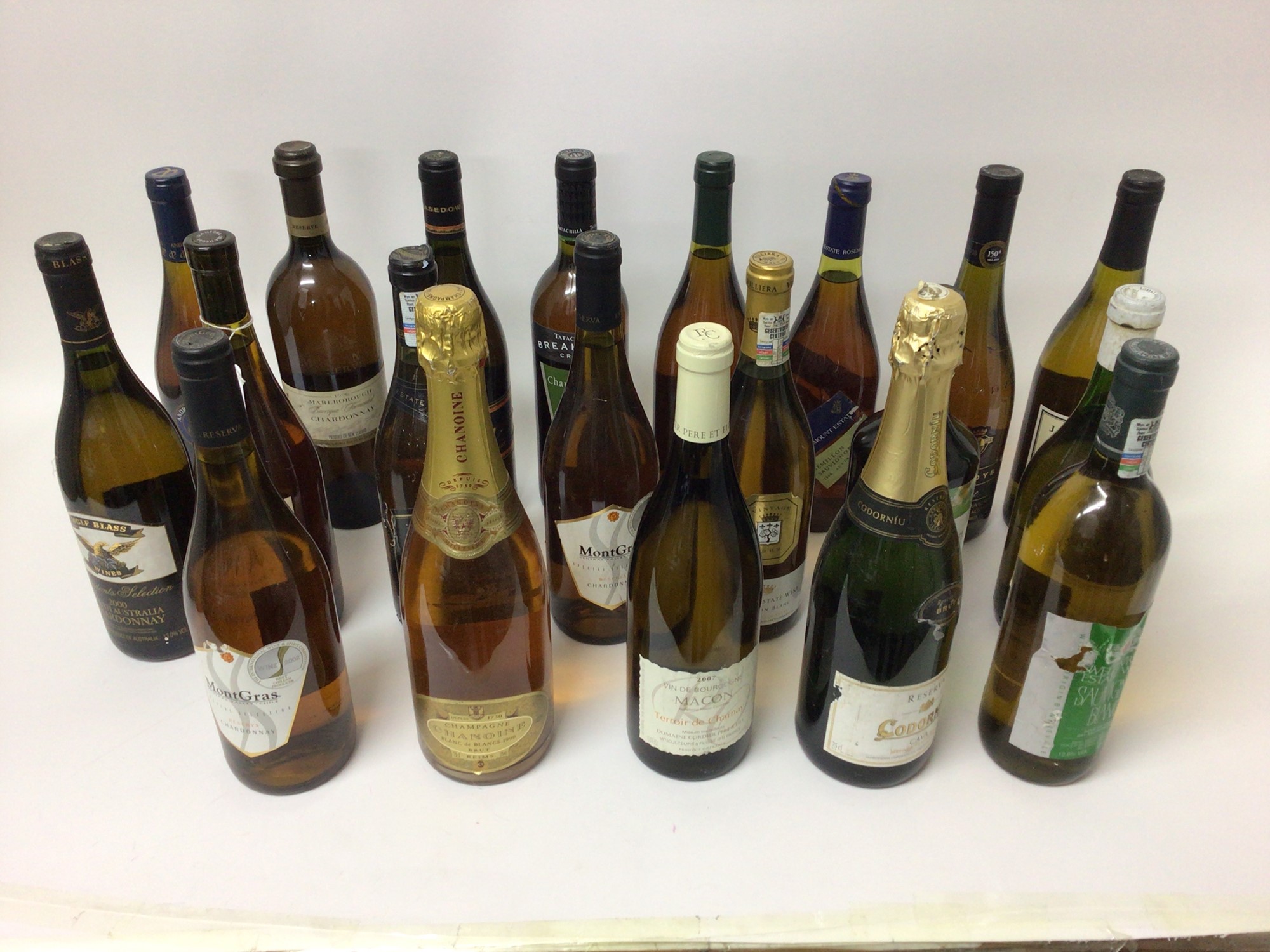 Lot 43 Twenty bottles of white wine