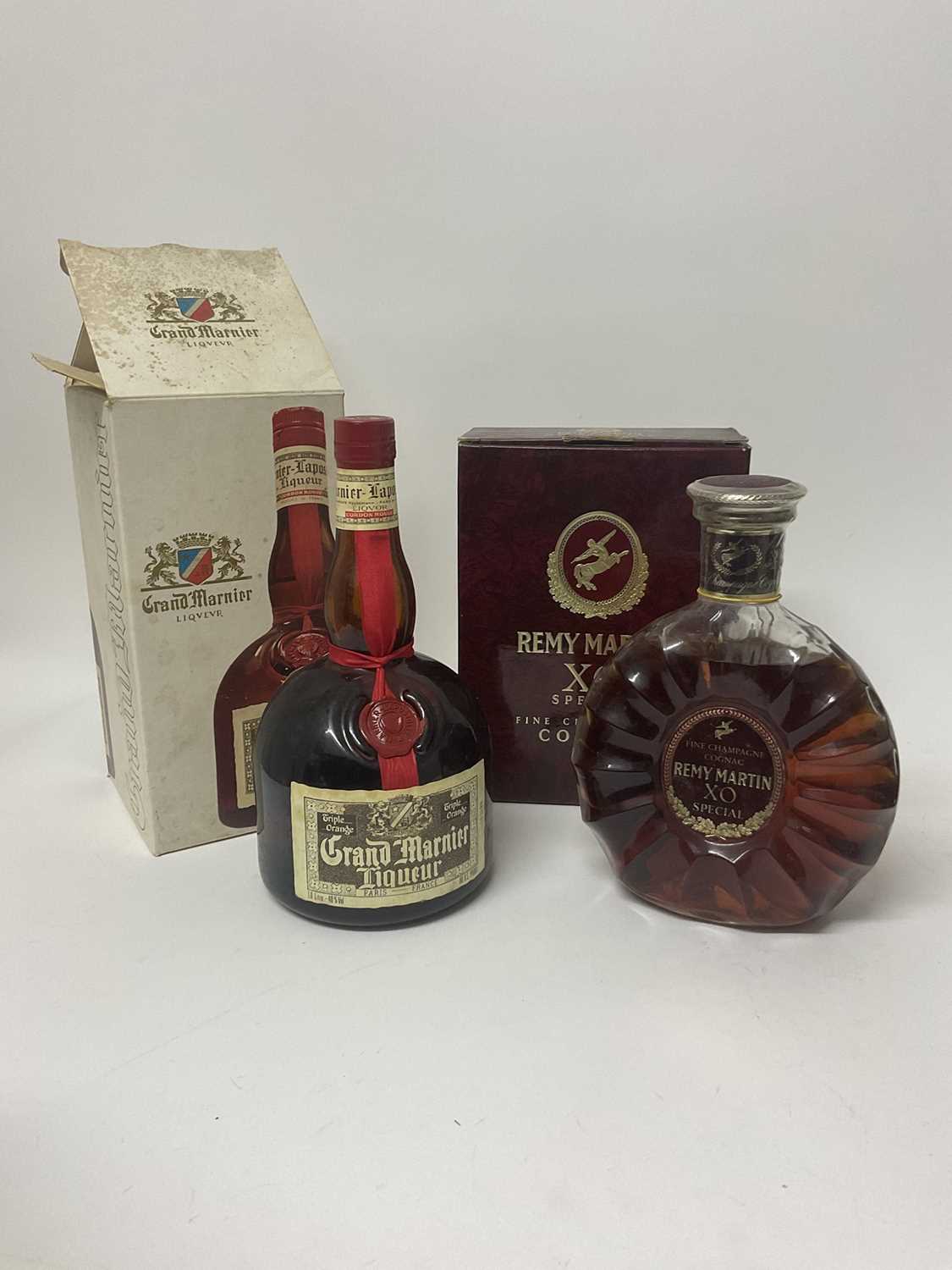 Lot 49 - Remy Martin XO Special Fine Champagne Cognac in box together with a bottle of Grand Marnier liqueur, 1 litre, boxed