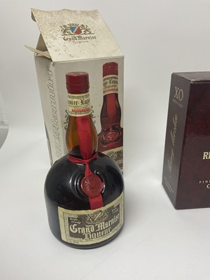 Lot 49 - Remy Martin XO Special Fine Champagne Cognac in box together with a bottle of Grand Marnier liqueur, 1 litre, boxed