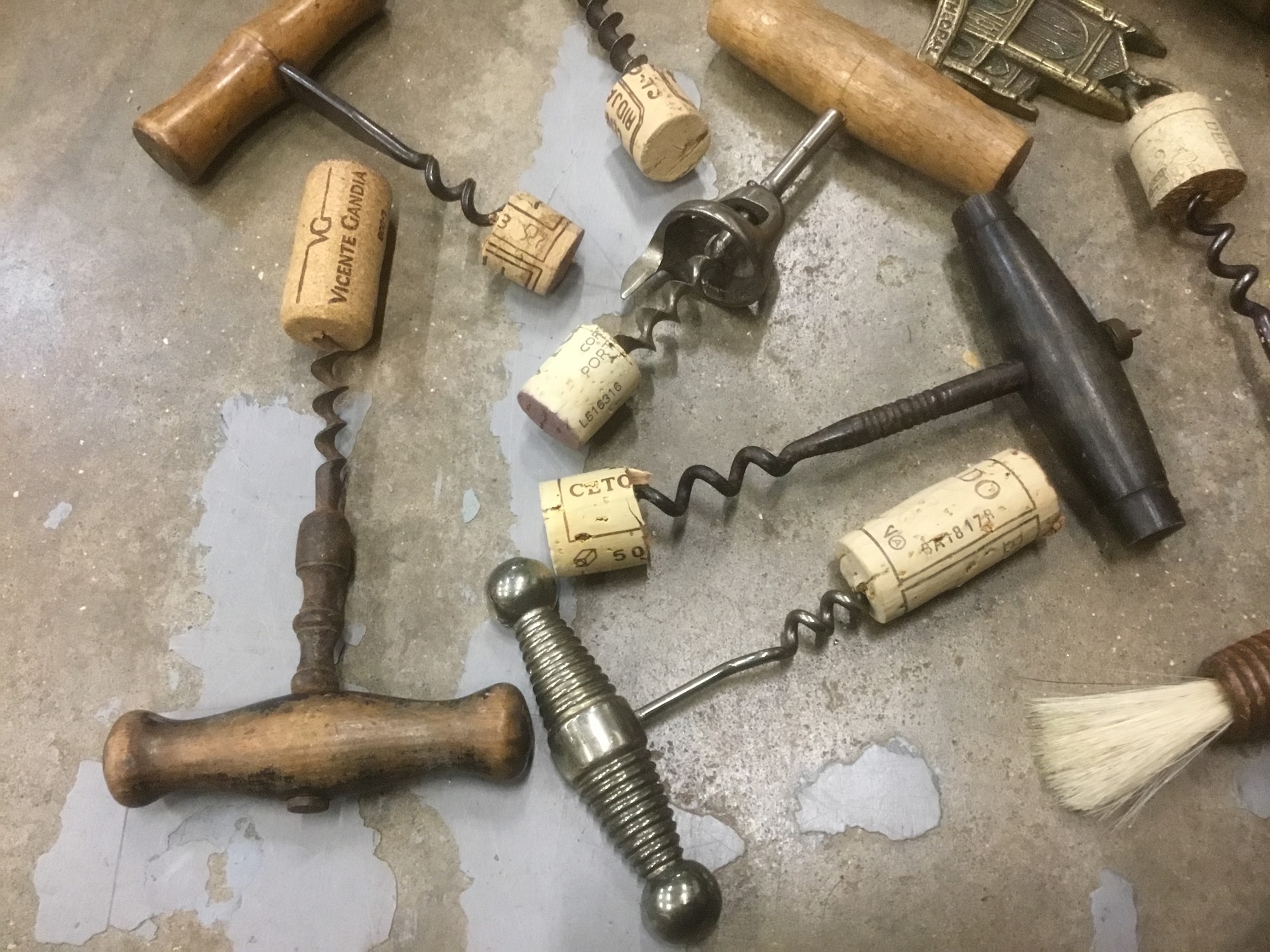 Lot 2546 - Collection of various corkscrews
