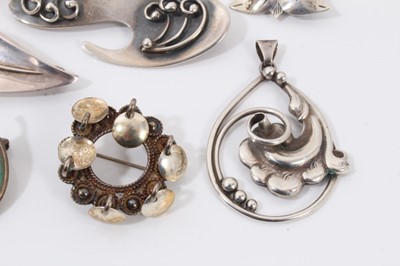 Lot 326 - Collection Danish silver brooches and others