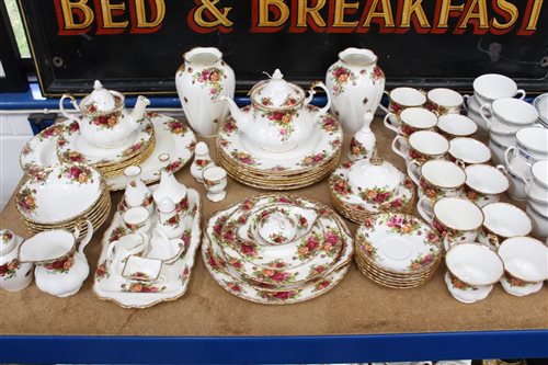 Lot 2092 - Royal Albert Old Country Roses tea and dinner...