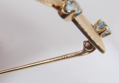 Lot 349 - 18ct gold and aquamarine brooch