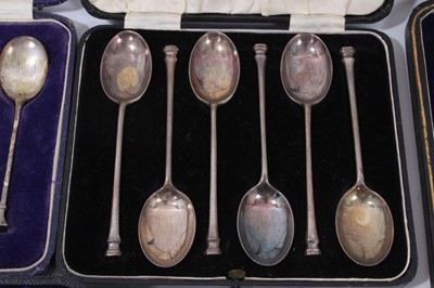Lot 387 - Cased sets of silver spoons, other silver teaspoons and plated ware