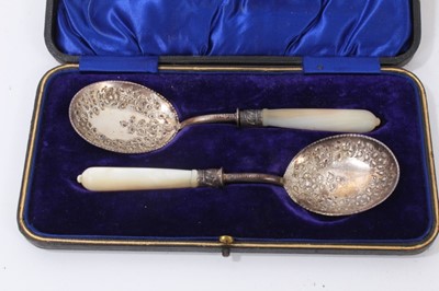 Lot 387 - Cased sets of silver spoons, other silver teaspoons and plated ware