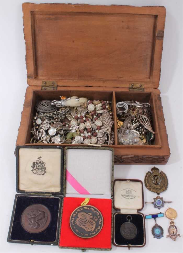 Lot 363 - Carved wooden box containing 9ct gold Royal Horse Artillery enamelled pin, silver military pins, 9ct gold locket, other costume jewellery and bijouterie