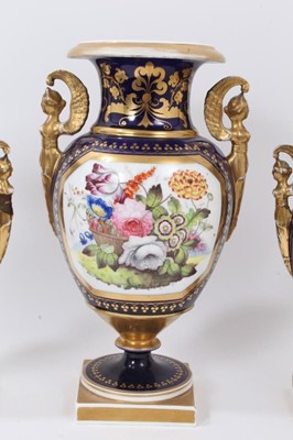 Lot 141 - 19th century English porcelain garniture of three vases