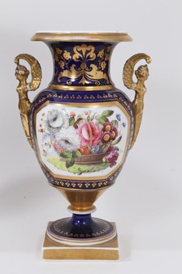 Lot 141 - 19th century English porcelain garniture of three vases