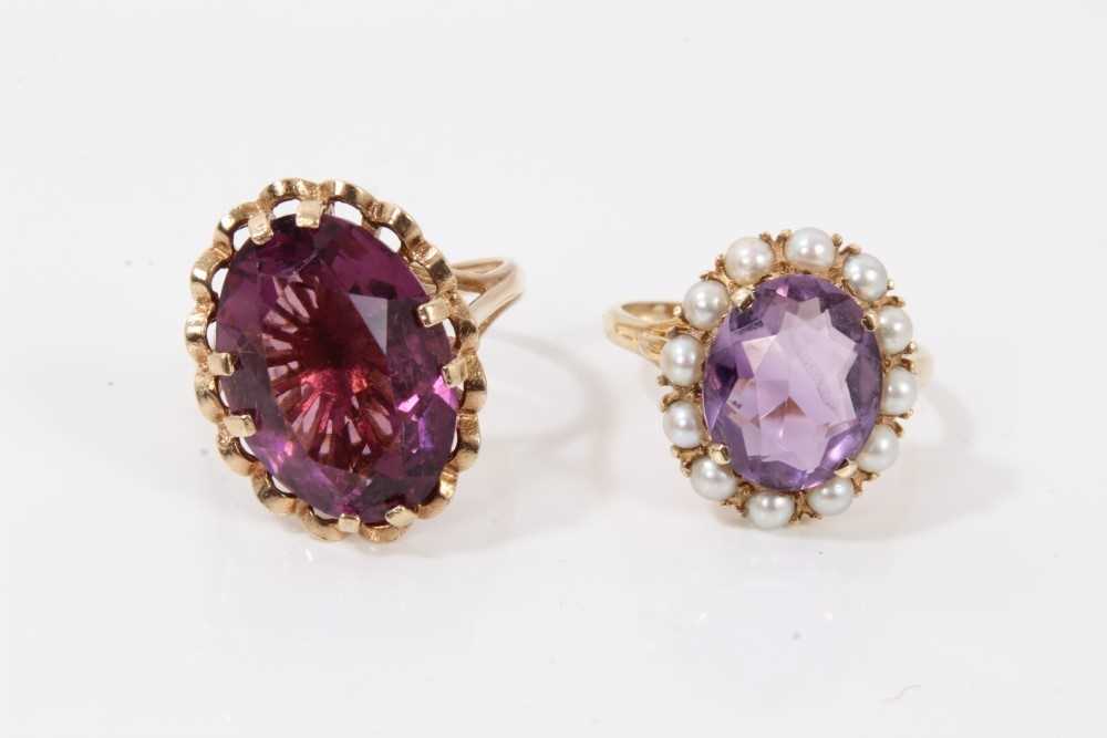 Lot 384 - 9ct gold amethyst and cultured pearl cluster ring and similar 9ct gold ring (2)