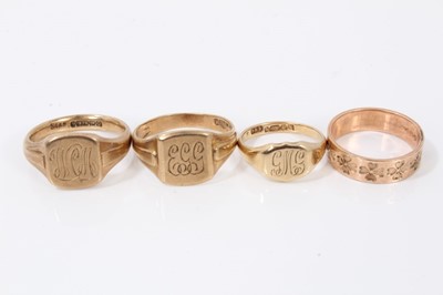Lot 376 - Three 9ct gold signet rings with engraved monograms and rose gold ring with four leaf clover design (4)