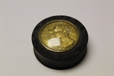 Lot 2597 - Interesting 19th century snuff box, probably pressed horn, with gilt twin portrait under glass of Queen Victoria and Albert, made to commemorate their marriage of 1840, 6cm diameter