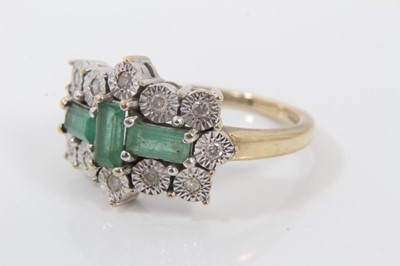 Lot 69 - 9t gold emerald and diamond cluster ring