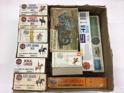 Lot 1808 - Selection of boxed construction kits, including Airfix, Dragon, Revell, mostly unconstructed military subjects, plus a box of constructed tanks, guns etc. (qty)