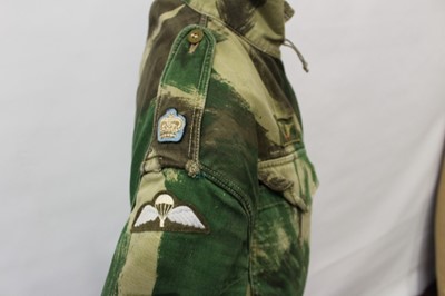 Lot 686 - Queen Elizabeth II Parachute Regiment Officers Dennison Smock with embroidered badges and Majors rank badges, label to lining -size 3