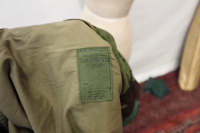 Lot 685 - Queen Elizabeth II Parachute Regiment Officers Dennison Smock with embroidered badges and Lt. Colonels rank badges, printed label to interior