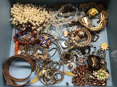 Lot 747 - Vintage costume jewellery and bijouterie