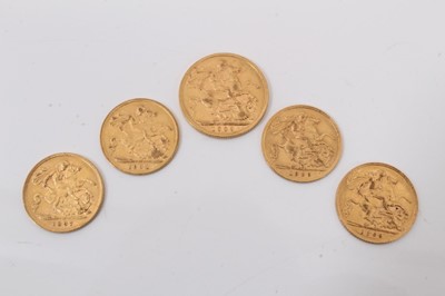 Lot 641 - 1909 gold sovereign together with four half sovereigns - 1897, 1900, 1908, 1909.