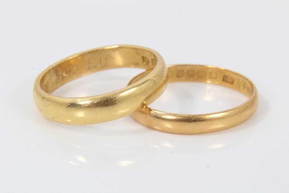 Lot 639 - Two 22ct gold wedding bands