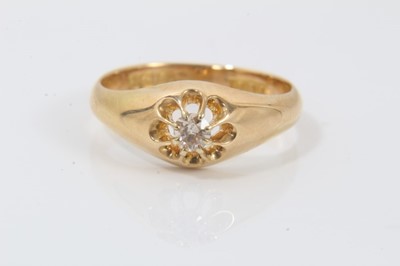 Lot 640 - 18ct gold and diamond Gypsy ring