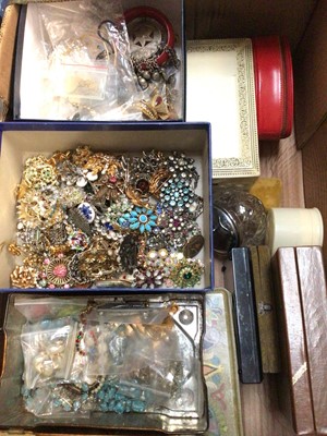 Lot 706 - Large quantity costume jewellery and bijouterie (2 boxes)