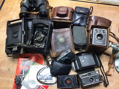 Lot 420 - Group vintage cameras and accessories