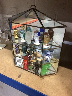Lot 70 - Collection of Franklin Mint owls, in display case, together with a collection of modern paperweights