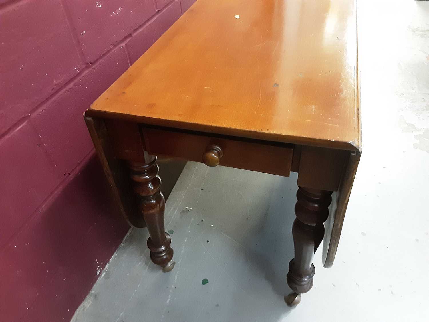 Lot 862 Victorian mahogany drop leaf dining table