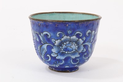 Lot 166 - 17th century Chinese clobbered vase and Canton enamel teabowl