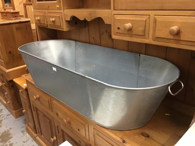 Lot 940 - Galvanised tin bath with handles 136 cm